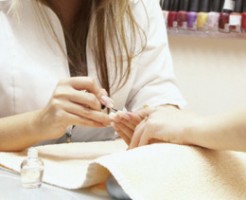 ネイリストの給料 ネイリスト体験記 スクールに通い サロンで働き 自宅で開業