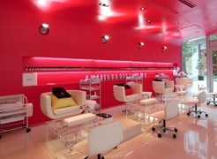 ネイリストの給料 ネイリスト体験記 スクールに通い サロンで働き 自宅で開業